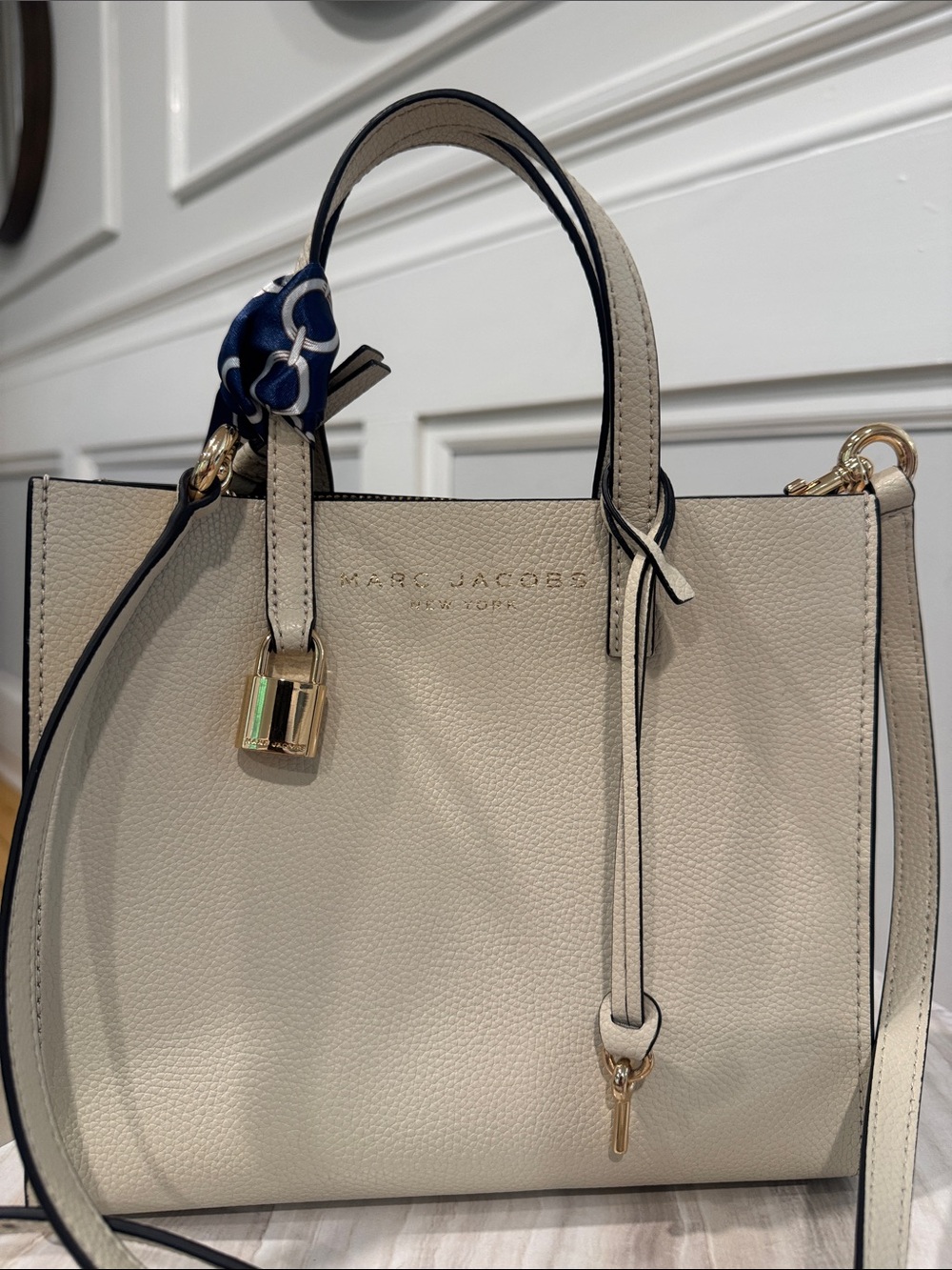 Marc Jacobs Bag Mini Grind Cream Leather Tote Crossbody with Navy Scarf - Picture 5 of 17